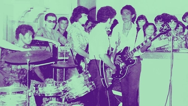 BANDA OS ESPACIAIS. Da esquerda para a direita: bateria Zé Cravo, Aldemir Ponciano ( de óculos ), guitarra solo Netinho Ponciano, guitarra base Dé e contra baixo Gustavo Giló. Capela da Medalha Milagrosa, posse do prefeito Abelardo Filho em 1973.